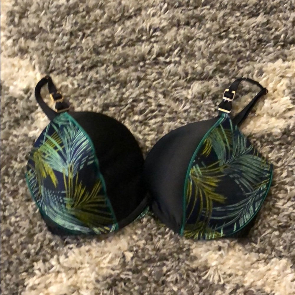 Victoria’s Secret 32DD padded bra